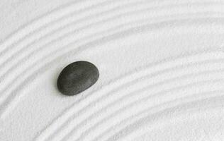 Zen Garten mit grau Stein auf Weiß Sand Welle Muster im japanisch Schweinestall, Felsen Meer Stein auf Sand Textur mit das Welle parallel Linien Muster, Harmonie, Meditation, Zen mögen Konzept foto