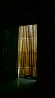 das dunkel Zimmer reflektiert Licht von ein Vorhang. foto