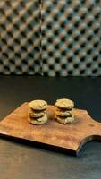Schokolade Chip Kekse auf Küche Holz. foto