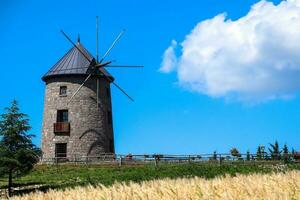 Windmühle und Blau Himmel. Foto von Windmühle mit Ernten