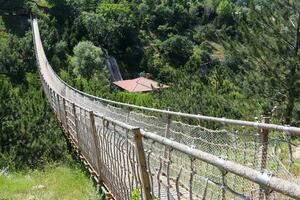 Suspension Brücke auf Natur abstrakt Hintergrund auf Parkim Freien foto