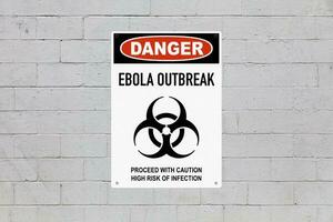 Achtung, Ebola Ausbruch Zeichen auf ein Asche Block Mauer foto