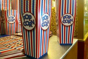 Stapel leeren Popcorn Kisten foto