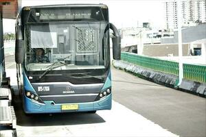 Jakarta, Indonesien-18 Juni 2023 Transjakarta Busse auf Stadt Straßen foto