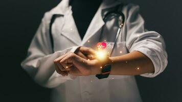 schließen oben von weiblich Arzt mit Smartwatch mit Herz Symbol auf Bildschirm foto