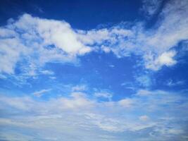 Blau Himmel Weiß Wolke Weiß Hintergrund. schön Himmel und Wolken foto