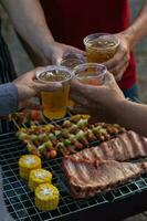 Bier Getränke bereit zum Grill Party unter freunde sind serviert im Plastik Brille weil Plastik Brille können Sein leicht gelagert beim Ende von Party. einfach Party Idee durch Portion Bier im Plastik Brille. foto