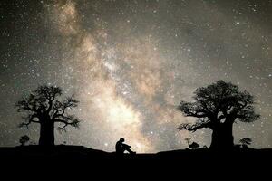 einsam Mann, hoffnungslos, Herz gebrochen. beim Nacht, das milchig Weg und das Sterne sind schöne. foto