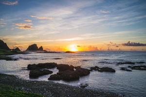 Sonnenaufgang an der Dongqing-Bucht in Lanyu, Taitung, Taiwan foto