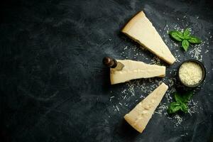 Parmesan Käse. schwer Käse auf ein dunkel Hintergrund. Banner, Speisekarte, Rezept Platz zum Text, oben Sicht. foto