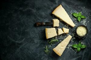 Parmesan Käse. schwer Käse auf ein dunkel Hintergrund. Banner, Speisekarte, Rezept Platz zum Text, oben Sicht. foto