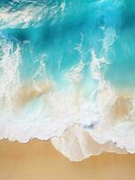 Drohne Schuss von ein tropisch Meer mit Wellen abstürzen auf das Sand foto
