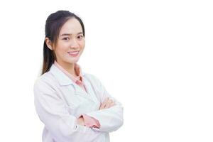 asiatisch Frau Arzt Wer sie hat schwarz lange Haar tragen Stethoskop und Weiß Labor Mantel wie Uniform während Arm Kreuz beim Büro Zimmer im Krankenhaus während isoliert auf Weiß Hintergrund. foto