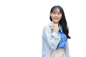 zuversichtlich jung asiatisch Geschäft Frau Wer trägt ein Blau Weiß Hemd und Tasche lächelt glücklich und sieht aus beim das Kamera wie sie pendeln isoliert auf Weiß Hintergrund. foto