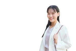 zuversichtlich jung Geschäft asiatisch Arbeiten Frau Wer trägt Weiß Hemd und Schulter Tasche lächelt glücklich während sie ist Gehen zu Arbeit während isoliert auf Weiß Hintergrund. foto
