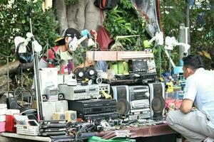Jakarta, Indonesien-18 Juni 2023 benutzt Waren Händler auf das Seite von das Stadt Straße foto
