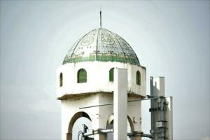 Jakarta, Indonesien-18 Juni 2023 das Kuppel von das Moschee mit ein schön Muster gegen das klar Himmel foto