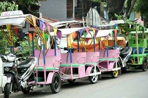 Jakarta, Indonesien-18 Juni 2023 Stadt Öffentlichkeit Transport Motor- Rikschas foto
