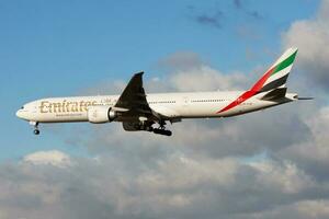 Emirate Fluggesellschaften boeing 777-300er a6-ecm Passagier Flugzeug Landung beim Frankfurt Flughafen foto