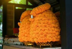 Sockel Tablett, blumenförmig Überdachung dekoriert mit Ringelblumen, alle benutzt zu Angebot heilig Dinge im Votiv- Angebote wann beten und erfolgreich gemäß zu das Überzeugungen von etwas thailändisch Personen. foto