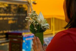 Blume Zapfen sind gemacht von mit Banane Blätter oder quilling Papier zu bilden ein Kegel. zu stellen Blumen, Weihrauch, Kerzen zum Anbetung oder bezahlen respektiert zu heilig Objekte gemäß zu Buddhist Rituale. foto