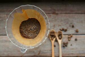 tropfen Kaffee ist ein Methode von brauen übergießen oder Filter Brauer im welche das Methode von brauen Kaffee ohne ein Brauer ist einfach mit Wasser durch Kaffee Gründe und Papier Filter foto