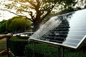 Reinigung Solar- Tafeln, elektrisch Leistung liefern, Pfad Lampe durch mit Wasser zu waschen und entfernen Staub oder Schmutz Das ist befestigt zu Es. Konzept von verlängerbar Energie, Solar- Energie, speichern Energie. foto