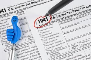 Formular 1041 US-Einkommensteuererklärung für Nachlässe und Trusts. Steuerformulare der Vereinigten Staaten. amerikanische leere steuerformulare. Steuerzeit. foto