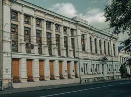 alt beschädigt die Architektur im Charkiw im Frühling. Stadtbild Foto im Ukraine.