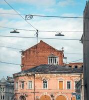 alt beschädigt die Architektur im Charkiw im Frühling. Stadtbild Foto im Ukraine.