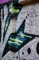 abstrakt bunt Fragment von Graffiti Gemälde auf Mauer. Straße Kunst foto