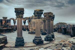 Aussicht von uralt Säule im zvartnos Tempel im Armenien Konzept Foto. foto