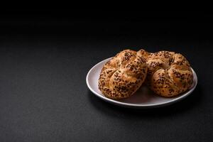 köstlich frisch gebacken knusprig Brötchen oder Kaiser rollen mit Sesam Saat foto