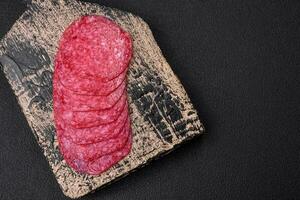 köstlich geräuchert Salami Würstchen mit Salz, Gewürze und Kräuter Schnitt in Scheiben foto