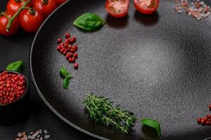 Zutaten zum Kochen Kirsche Tomaten, Salz, Gewürze und Kräuter foto