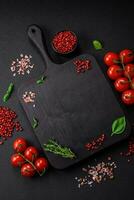 Zutaten zum Kochen Kirsche Tomaten, Salz, Gewürze und Kräuter foto