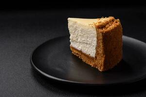 köstlich Süss Käsekuchen Kuchen auf texturiert Beton Hintergrund foto