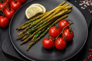 köstlich nahrhaft Frühstück bestehend aus von Spargel, Tomaten, Salz, Gewürze und Kräuter foto