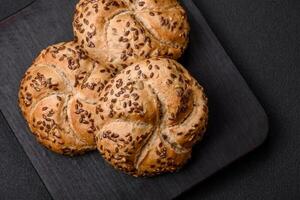 köstlich frisch gebacken knusprig Brötchen oder Kaiser rollen mit Sesam Saat foto