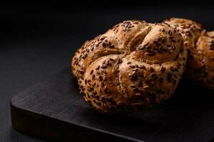 köstlich frisch gebacken knusprig Brötchen oder Kaiser rollen mit Sesam Saat foto