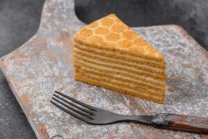 köstlich frisch Süss Honig Kuchen Schicht Kuchen mit Weiß Sahne foto