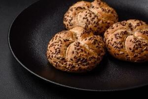 köstlich frisch gebacken knusprig Brötchen oder Kaiser rollen mit Sesam Saat foto