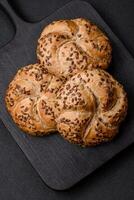 köstlich frisch gebacken knusprig Brötchen oder Kaiser rollen mit Sesam Saat foto