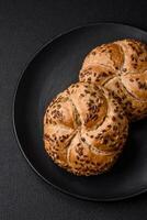 köstlich frisch gebacken knusprig Brötchen oder Kaiser rollen mit Sesam Saat foto