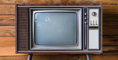 alter Fernseher auf Holztisch im Zimmer foto