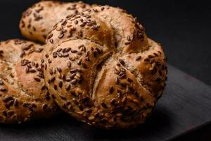 köstlich frisch gebacken knusprig Brötchen oder Kaiser rollen mit Sesam Saat foto