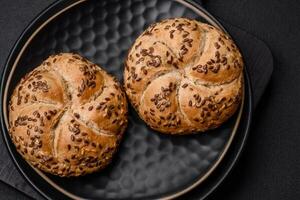 köstlich frisch gebacken knusprig Brötchen oder Kaiser rollen mit Sesam Saat foto