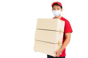 Liefermann-Mitarbeiter in rotem T-Shirt mit einheitlicher Gesichtsmaske, die leeren Karton hält