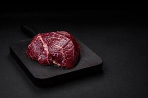 frisch roh Rindfleisch Steak mit Salz, Gewürze und Kräuter foto