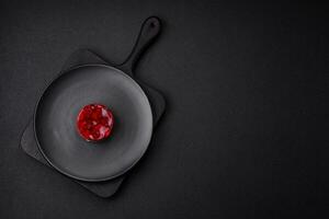 köstlich frisch Süss Käsekuchen Kuchen mit Beeren und rot Farbe Gelee foto